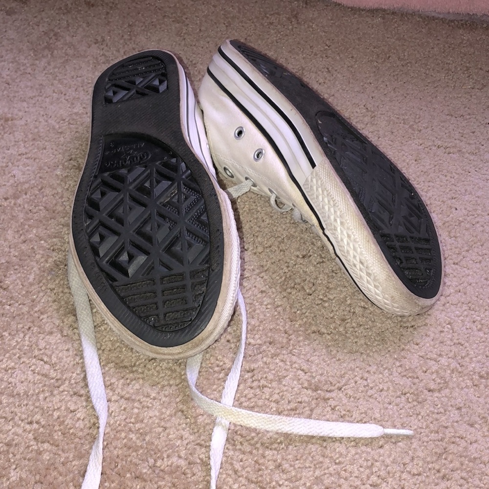 GREETINGS. I am selling a used pair of white converse in great condition